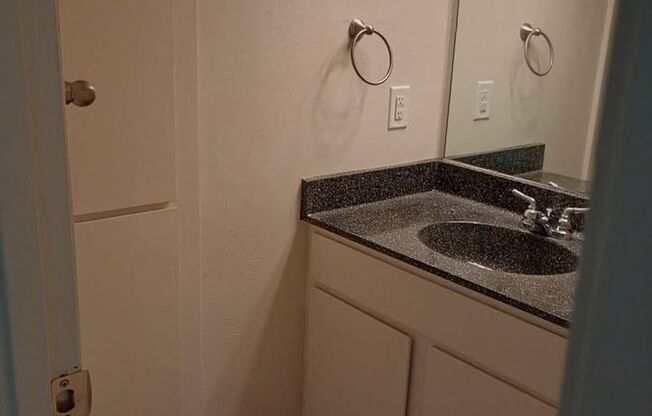 1 bed, 1 bath, 445 sqft, $950, Unit 620