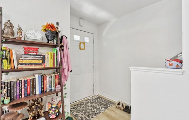 3 beds, 1 bath, 975 sqft, $1,375, Unit 127