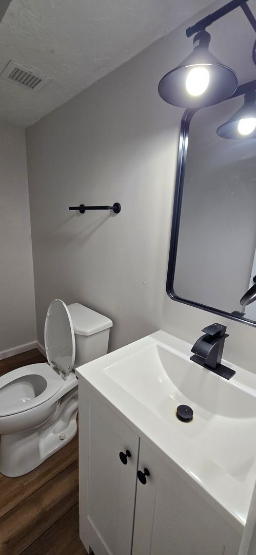 2 beds, 1.5 baths, 1,145 sqft, $1,300, Unit 55-7B10