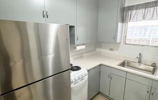 2 bedroom ground floor unit w/ parking on Ward Ave!