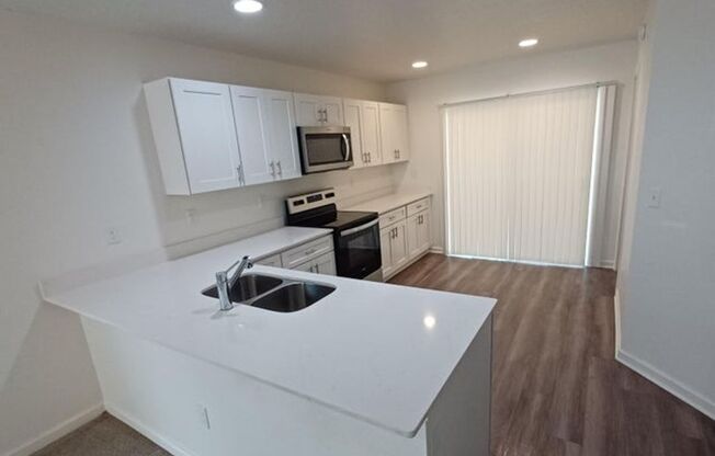 Newer 3 BR 2 BA home convenient to downtown Jacksonville and the Beaches