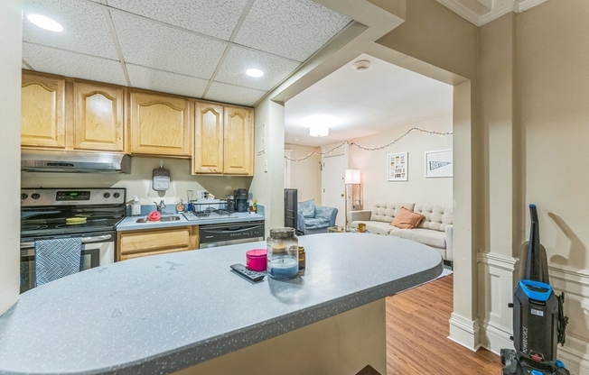 3 beds, 1 bath, 1,017 sqft, $5,800, Unit 301