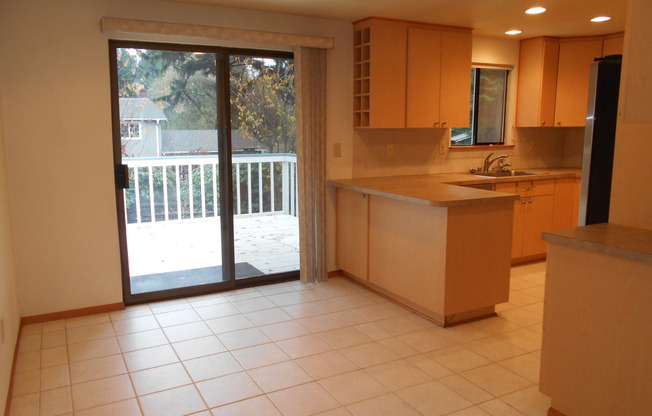 4 Bedroom, 2 bathrom Split-Level Home In Quiet Ferndale Naighborhood