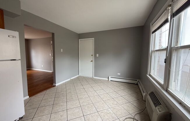 2bed/1bath unit close to restaurants and shopping! Parking spot included in rent!