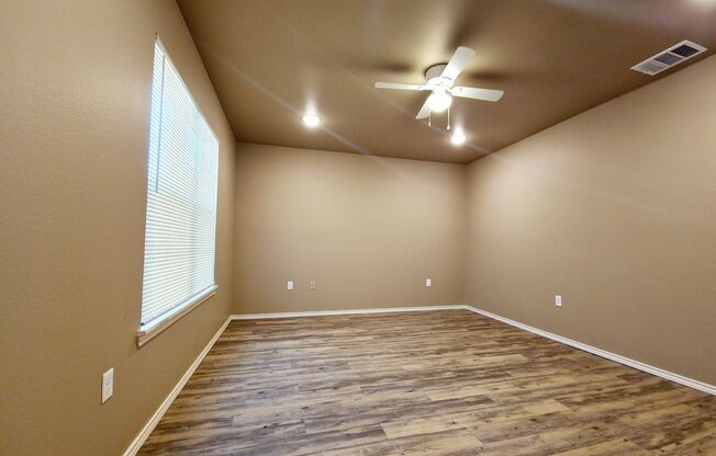 MOVE-IN SPECIAL: $500 Off First Month's rent - Cozy Three Bedroom House