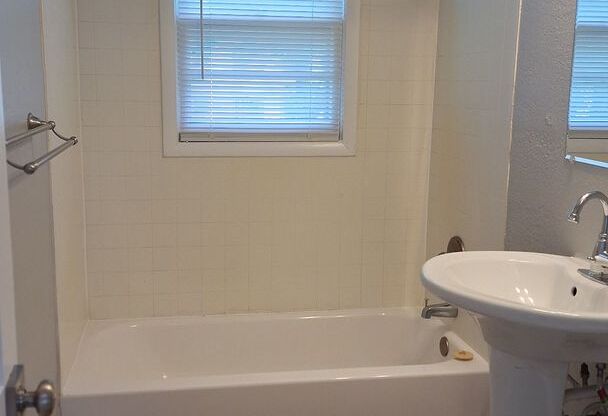 2 beds, 1.5 baths, 864 sqft, $1,290, Unit 5417 Plaza Lane