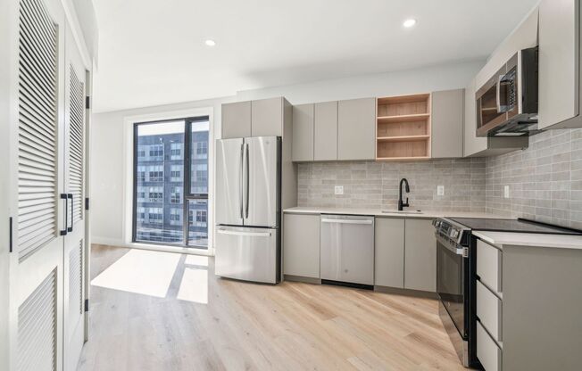 2 beds, 1 bath, $2,700, Unit 206