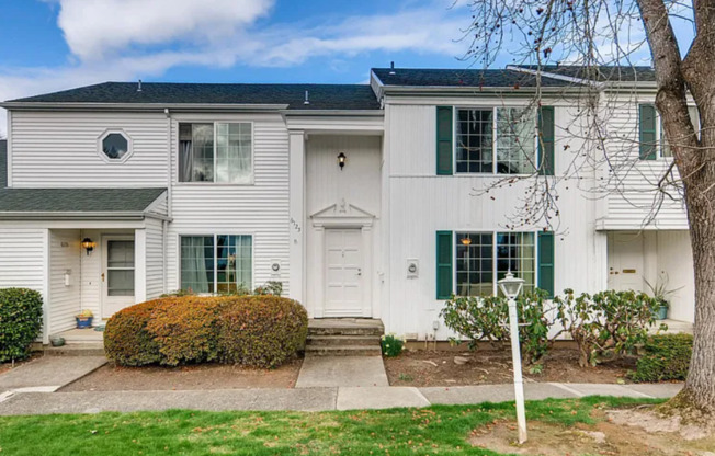 **$1000 OFF SECOND MONTH'S RENT** Lovely Townhome Located in Beaverton with Community Pool! Water/Sewer, Garbage & Recycling included in the Rent.