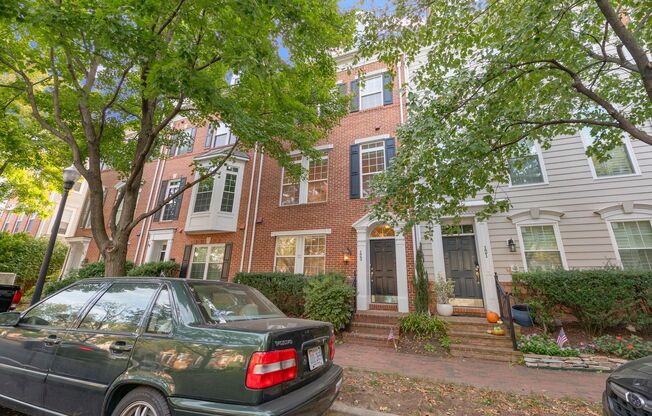 4 bd 3.5 bth townhouse with 2 car garage