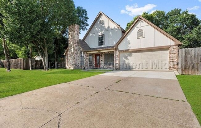 Charming Arlington Home with Pool/Jacuzzi in Established Community with Mansfield ISD