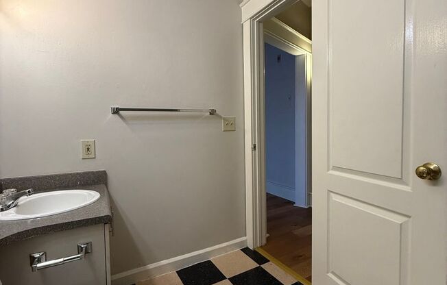 Studio, 1 bath, 405 sqft, $1,150, Unit 304