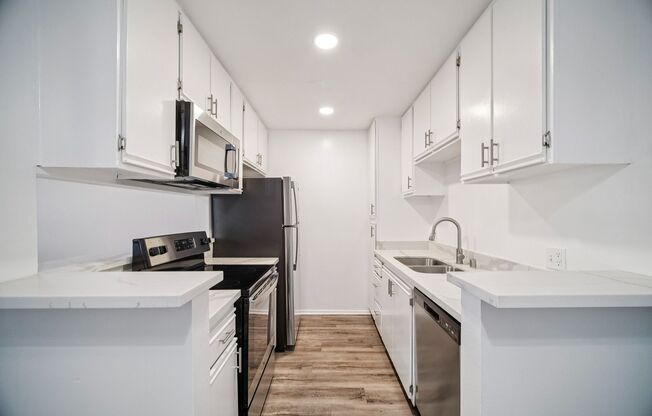 2 beds, 2 baths, 895 sqft, $2,048, Unit 102