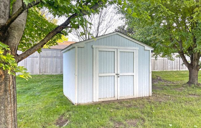 Pet-Friendly 5 Bedroom with Oversized Deck and Pergola in Lakeville