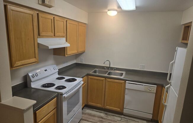 2 beds, 1 bath, 853 sqft, $1,421, Unit B202