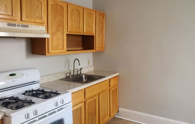 2 beds, 1 bath, $1,100, Unit 2nd Floor