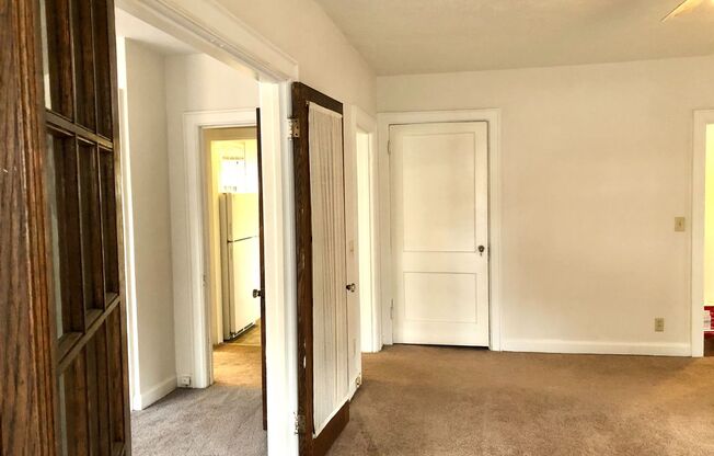 1 bed, 1 bath, $900, Unit B