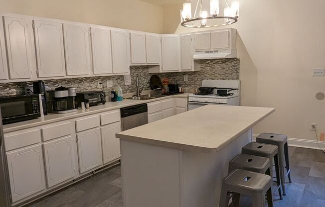 1 bed, 1 bath, $750, Unit 1609 W Grace St Unit B1