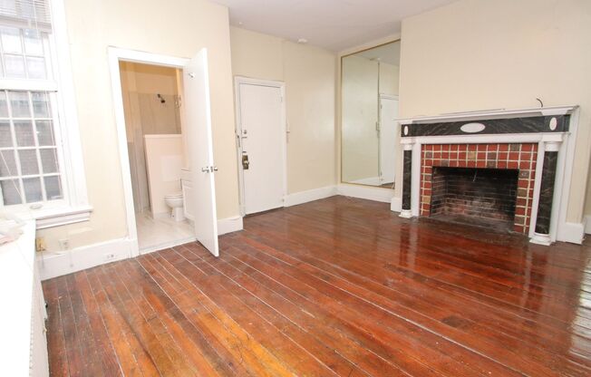 Fabulous Studio w/ Great Natural Light!*Available September*