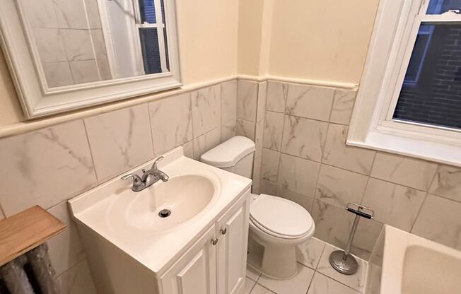 3 beds, 1 bath, $1,375, Unit 4836-3FL