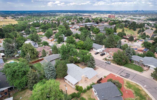 Vintage 5 bed Home in Green Mountain Estates! Available Now!