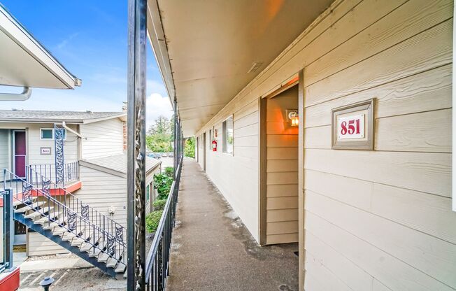 2 beds, 1 bath, 800 sqft, $1,175, Unit 819