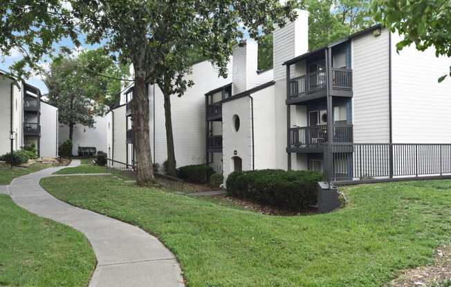 the walkway in front of an apartment building