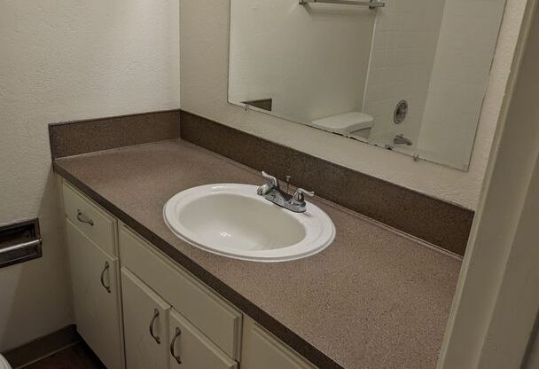 2 beds, 2 baths, 900 sqft, $1,525, Unit #24