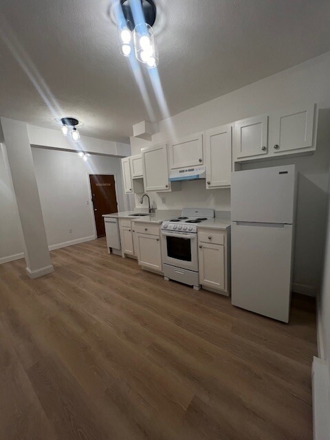 2 beds, 1 bath, $3,850, Unit B3