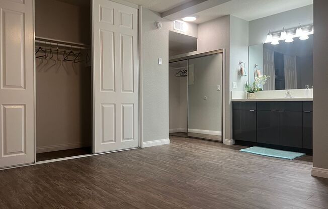 2 beds, 1.5 baths, 850 sqft, $2,880, Unit 0008