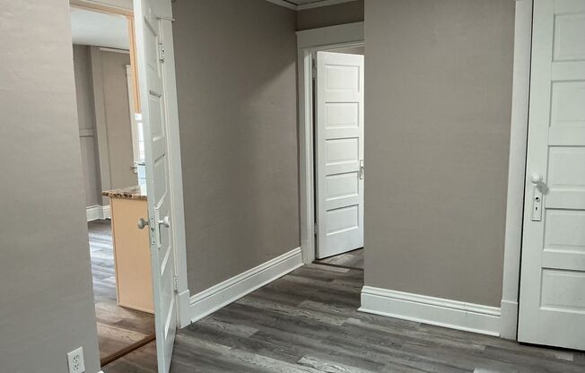 2 beds, 1 bath, $1,495, Unit 1520 upper