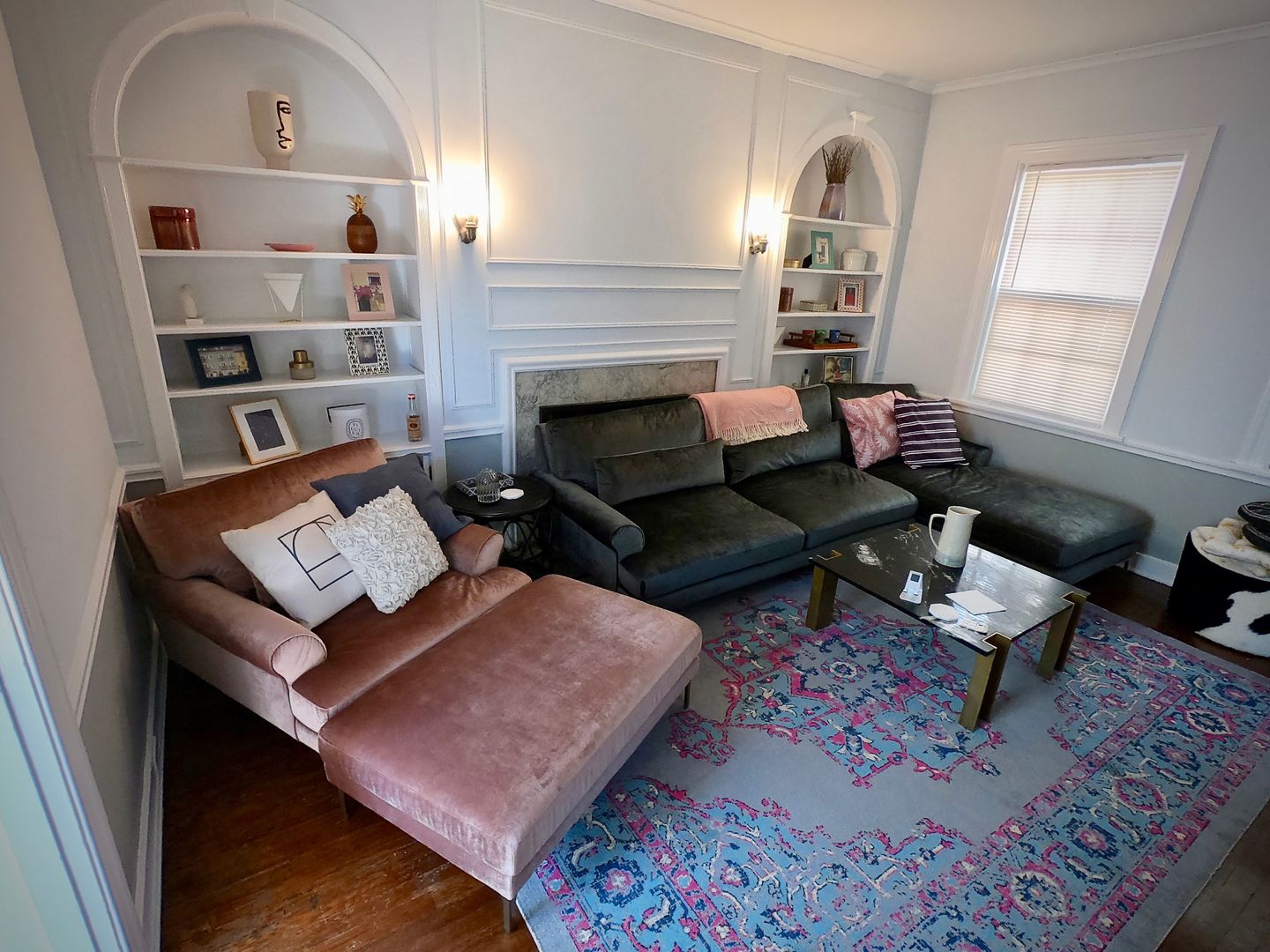9/1 Beautiful Hidden GEM. 2 Blocks from Walnut. Garage. Fenced Yard.