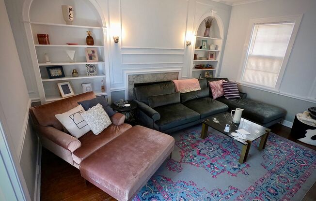 9/1 Beautiful Hidden GEM. 2 Blocks from Walnut. Garage. Fenced Yard.