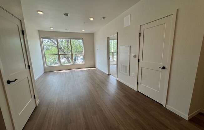 1 bed, 1 bath, 688 sqft, $1,295, Unit 1621-530