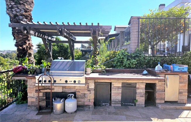 342 LOIS LN
