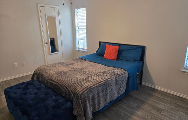 1 bed, 1 bath, 701 sqft, $1,300