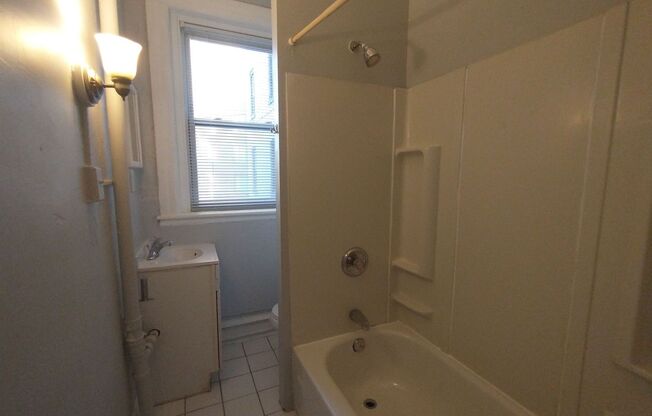 1 bed, 1 bath, 1 sqft, $1,250, Unit 3E