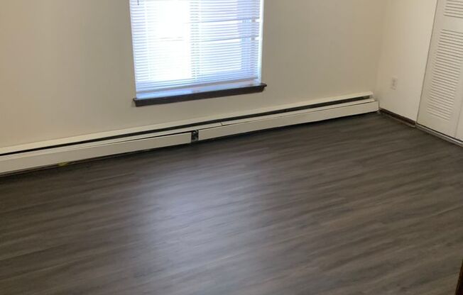 1 bed, 1 bath, 700 sqft, $899, Unit Custer-107