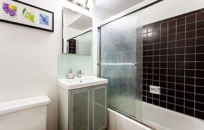 Studio, 1 bath, $3,400, Unit 4F