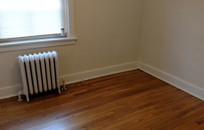 3 beds, 1 bath, $1,925, Unit 5710 A