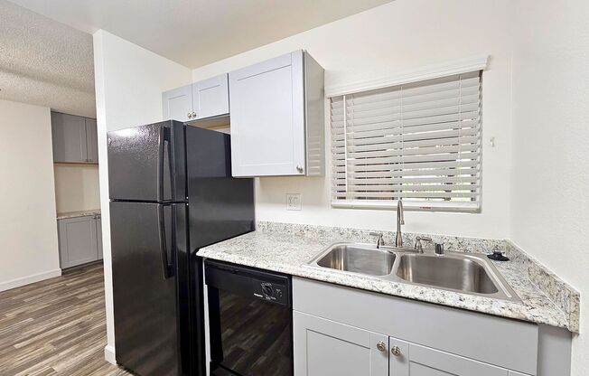 2 beds, 1 bath, 925 sqft, $2,245, Unit 017