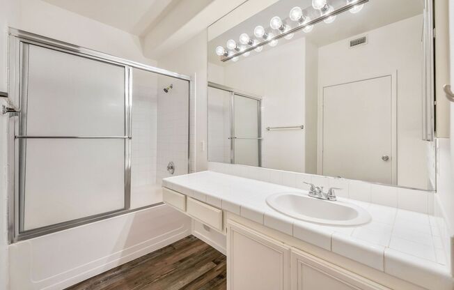 2 beds, 2 baths, $1,200, Unit # 1044