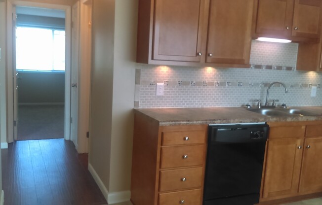 1 bed, 1 bath, 750 sqft, $1,165, Unit C07