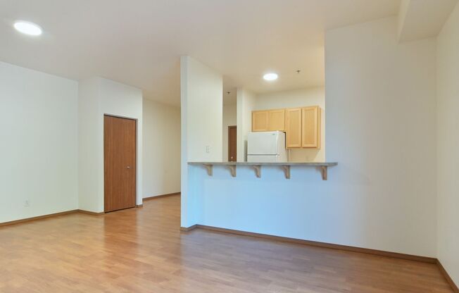 2 beds, 1 bath, $1,700, Unit 303