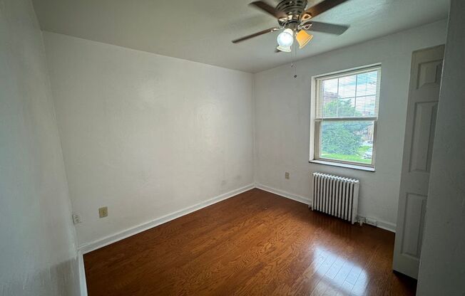 3 beds, 1 bath, $2,175, Unit 210C