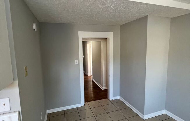 3 beds, 1 bath, 900 sqft, $1,250, Unit 04