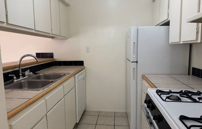 1 bed, 1 bath, 700 sqft, $1,024, Unit LAW9-303