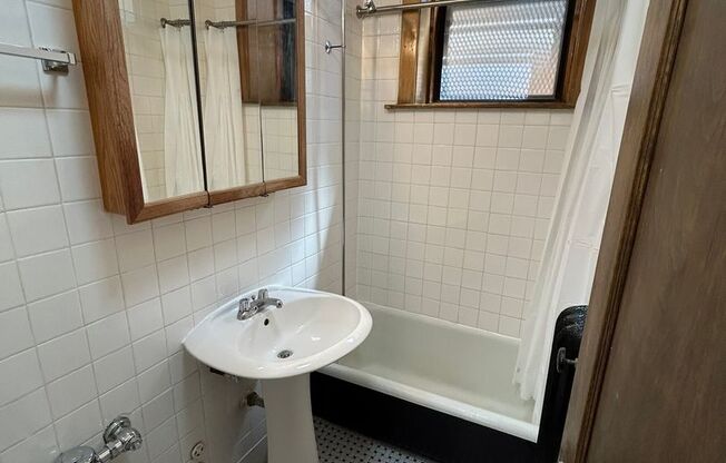 1 bed, 1 bath, 525 sqft, $1,645, Unit 225-G3