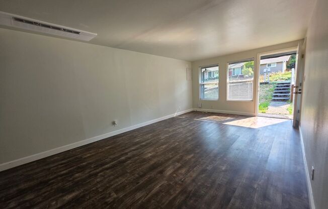 Remodeled Bremerton Duplex with fully fenced back yard for Rent
