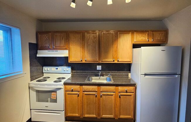 1 bed, 1 bath, 725 sqft, $1,275, Unit H06