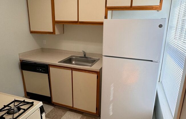 Studio, 1 bath, 400 sqft, $875, Unit 402